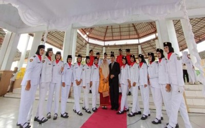 PASKIB dan Marching Band SMA Negeri 6 Karawang Menjadi Petugas Upacara HUT RI Ke-78 di Paruga Na'e Sila