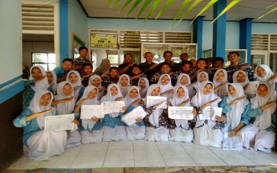 DUKCAPIL Kabupaten Karawang MEMFASILITASI LAYANAN PEREKAMAN E-KTP DI SMA Negeri 6 Karawang