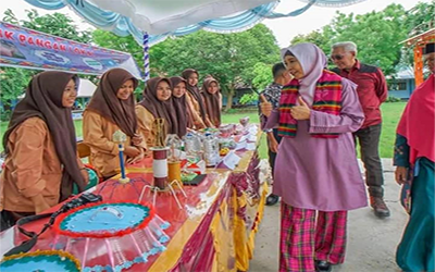 Wakil Gubernur Jawa Barat Tinjau Stand Pangan Siswa SMA Negeri 6 Karawang